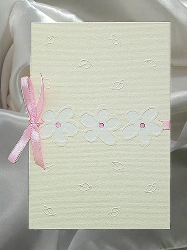 Einladungskarte mit weißen Blumen mit Rosabändchen