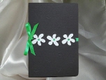 Einladungskarte schwarz mit grünem Satinband