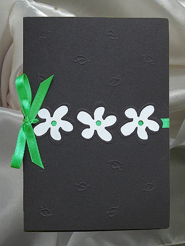 Schwarze Einladungskarte mit weißen Blumen