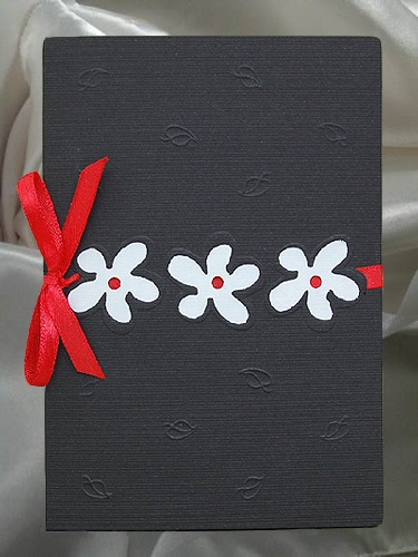 Schwarze Einladungskarte mit rotem Satinband