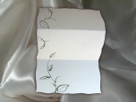 Einladungskarte mit grünen Blättern