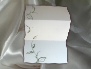 Einladungskarte mit grünen Blättern