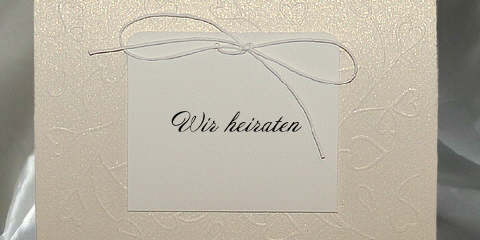 Hochzeitskarte mit Namenszettel mit Herzen in creme